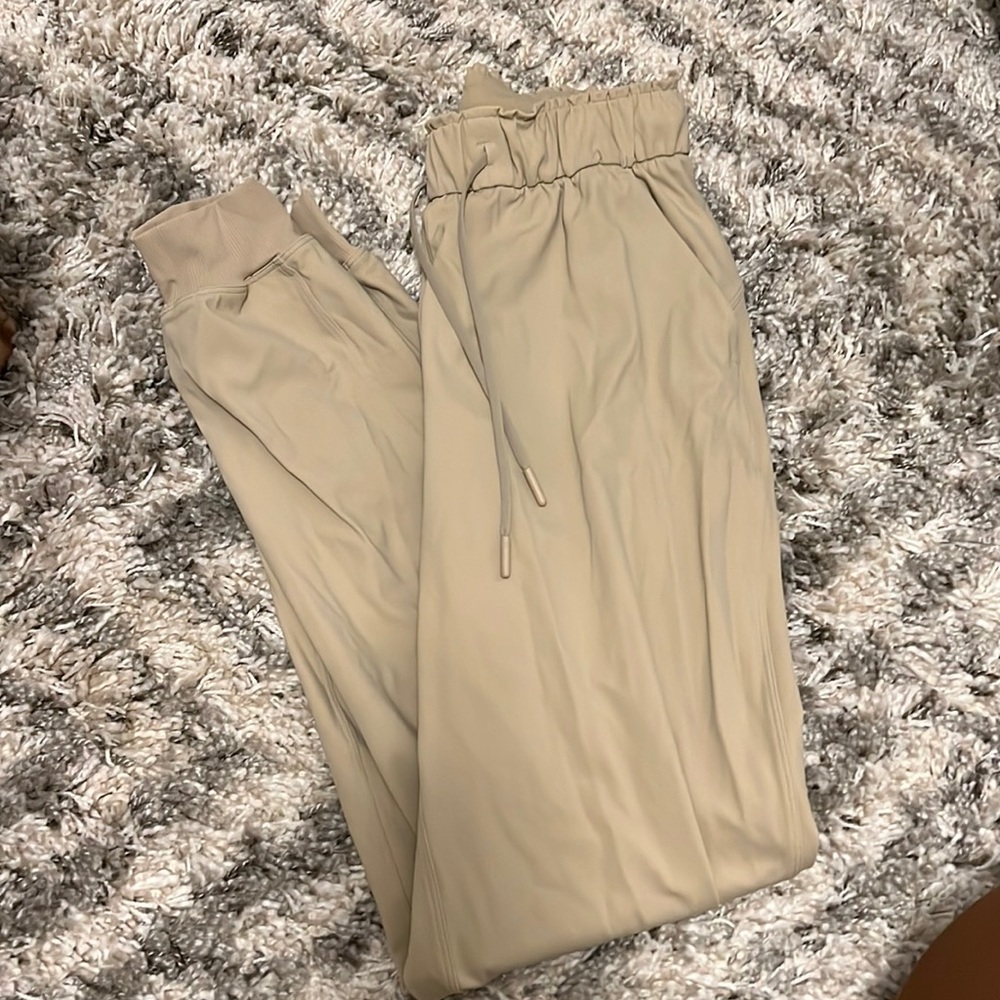 Lululemon Women’s High-Rise Jogger [Size 4]